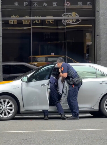 影/驚悚直擊！高雄警遭殘忍拖行「腳掛車外」 男落網丟出一堆毒品