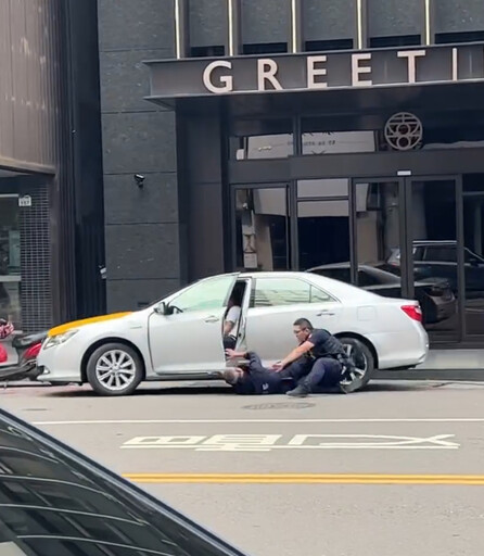 影/驚悚直擊！高雄警遭殘忍拖行「腳掛車外」 男落網丟出一堆毒品