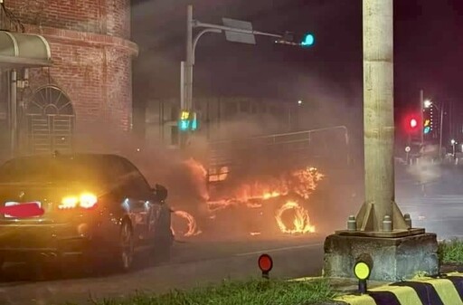 影/桃園嚴重車禍！觀音區貨車陷火海「全面燃燒」 泰籍移工駕車失控撞民宅