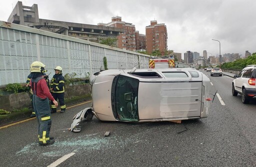 北市翻車車禍！休旅車水源快速道路自撞側翻 駕駛受困自行爬出