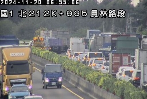 國道嚴重車禍！國1南向213.6k「4大小車追撞」占內外車道傷亡不明