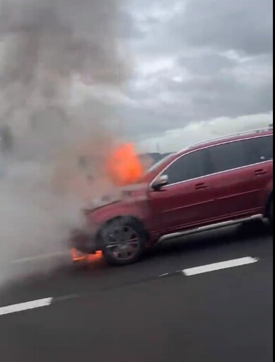 影/瑞典坦克燒起來！國1五股高架段驚悚火燒車 駕駛急逃命