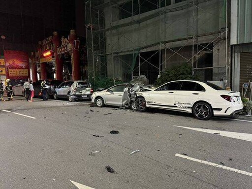 影/彰化員林嚴重車禍！直行車撞左轉車 失控再衝撞4車「2人送醫」