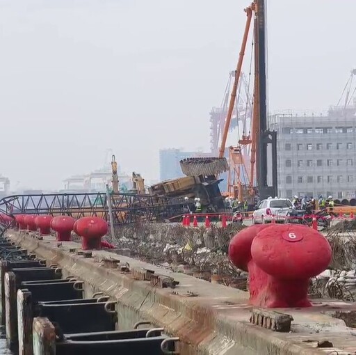 影/萬海工安意外！吊車司機受雇碼頭作業「鋼管樁墜海」遭吊車當場壓死