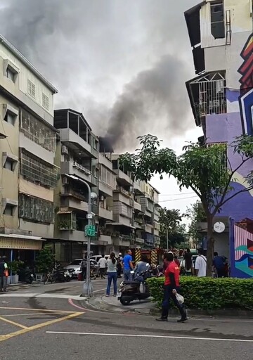 高雄建軍路民宅頂樓大火！ 起火原因疑似屋主兒心情不好「燒雜物」