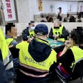 影/全部不要動！棋牌社藏賭場12桌麻將聚賭 警突襲攻堅逮38人送辦