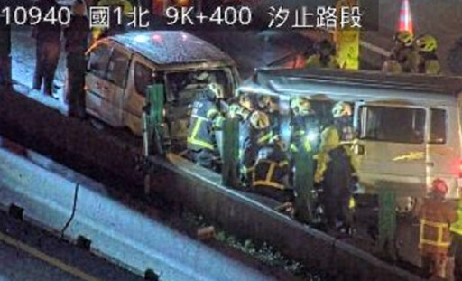 快訊/國1連環車禍！汐止南下路段3車追撞 2男夾困車內受傷送醫