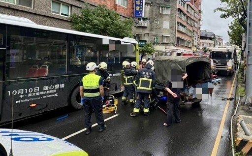 影/新北連環車禍！小貨車擦撞曳引車彈撞公車 駕駛夾困現場畫面曝