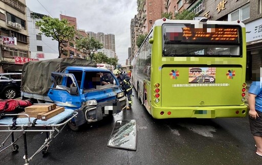 影/新北連環車禍！小貨車擦撞曳引車彈撞公車 駕駛夾困現場畫面曝