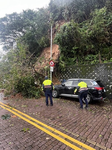 基隆驚悚山崩！豪大雨熱區爆災情 阿根納造船廠旁「坍方埋整輛車」