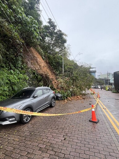 基隆驚悚山崩！豪大雨熱區爆災情 阿根納造船廠旁「坍方埋整輛車」