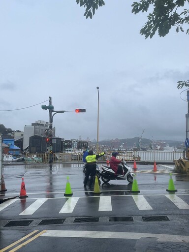 基隆驚悚山崩！豪大雨熱區爆災情 阿根納造船廠旁「坍方埋整輛車」