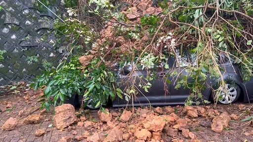 基隆驚悚山崩！豪大雨熱區爆災情 阿根納造船廠旁「坍方埋整輛車」