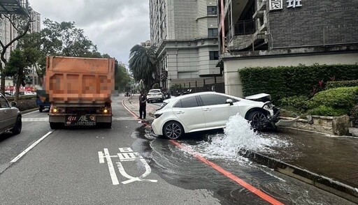 影/撞擊瞬間！新北砂石車追撞自小客 消防栓斷裂馬路變噴泉