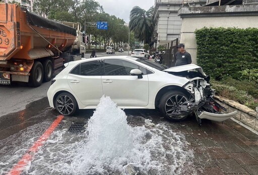 影/撞擊瞬間！新北砂石車追撞自小客 消防栓斷裂馬路變噴泉