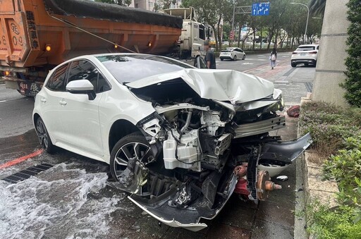 影/撞擊瞬間！新北砂石車追撞自小客 消防栓斷裂馬路變噴泉