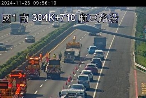 撞爛現場流出！國1南向304.9k麻豆段「4車追撞」傷亡不明