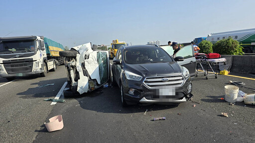 國1麻豆段3車車禍！小貨車翻90度 4傷者急送醫