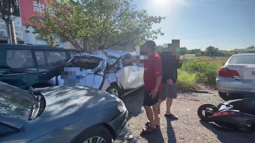 影/破碎現場直擊！彰化花壇8車撞擊「1車翻覆」1男送醫