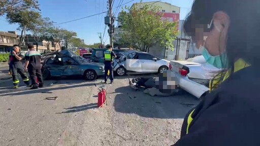 影/破碎現場直擊！彰化花壇8車撞擊「1車翻覆」1男送醫