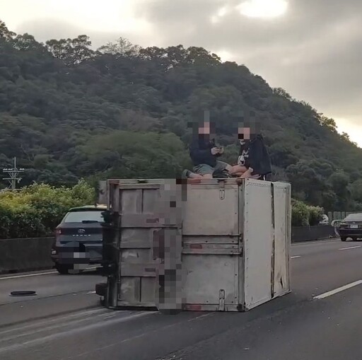 影/國1「孤島車禍」！南下湖口段車翻、他跟妹子慘坐車頂待援