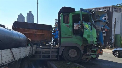 八里「3車連環撞」！聯結車衝分隔島 1駕駛傷堅持不送醫