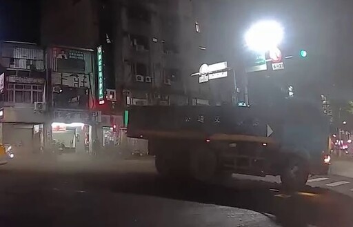 影/三重砂石車過彎爆胎揚煙塵！深夜連兩爆炸聲 嚇壞人