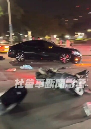 影/台中嚴重車禍「轎車頭半毀、機車整輛撞爛」 傷亡不明