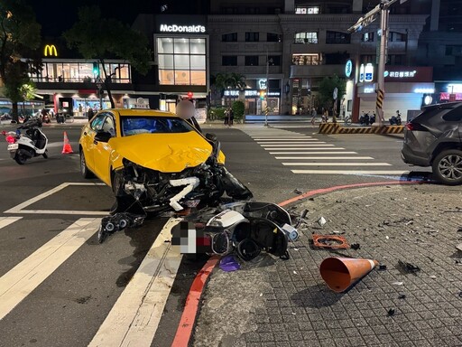 影/直擊！板橋直行小黃擊中左轉休旅車 再撞飛待轉騎士