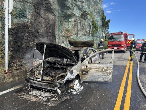 蘇花公路火燒車！小客車變「焦黑廢鐵」 姊弟死裡逃生