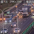 連環車禍！國1大貨車、轎車3車追撞 時速剩40