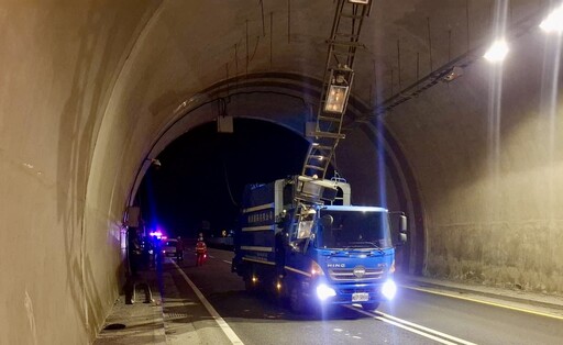 快訊/天降橫禍現場！隧道「整排燈軌」掉落 清潔車遭砸中