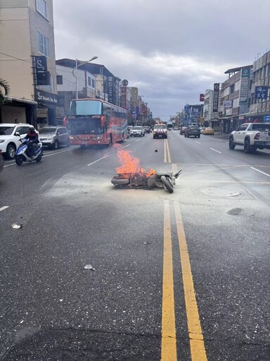 影/花蓮街頭火燒車！電動機車撞轎車「全面狂燃」騎士受傷