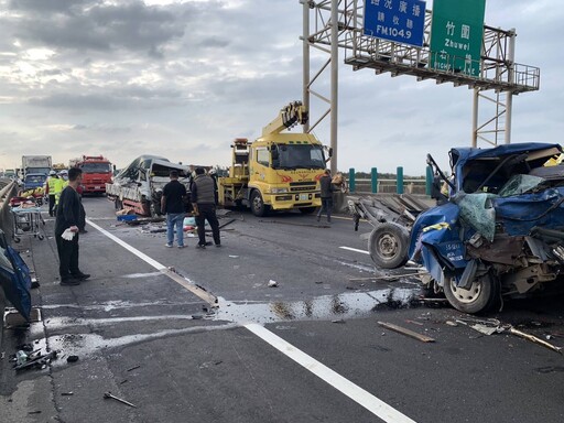 桃園台61線嚴重追撞車禍！小貨車遭夾爛成鐵球 釀3死1傷