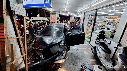 影/北市重大車禍！轎車暴衝撞超商駕駛受困 現場慘況曝