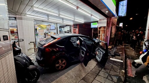 影/北市重大車禍！轎車暴衝撞超商駕駛受困 現場慘況曝