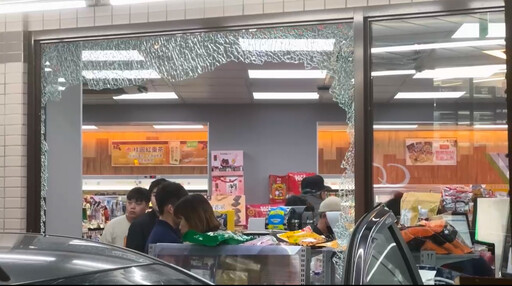 影/北市重大車禍！轎車暴衝撞超商駕駛受困 現場慘況曝