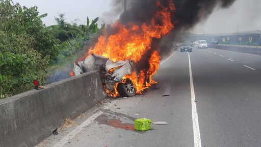 影/屏東台3線死亡車禍！車插進護欄爆火球「駕駛燒成焦屍」