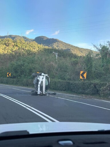 影/屏東驚悚翻車！台26線「TOYOTA整輛摔爛」傷亡不明