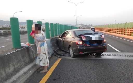 影/台74自撞「白衣女下車」詭異扭身跳舞 再嗑火龍果