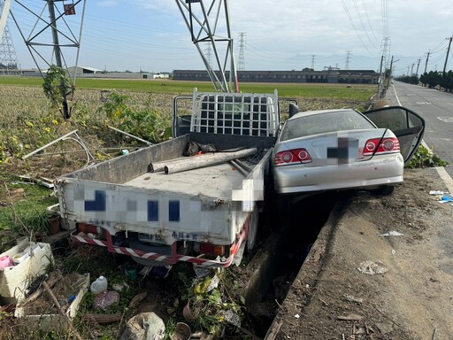 嘉義小貨車、轎車雙雙衝進田！駕駛受困釀1死2傷