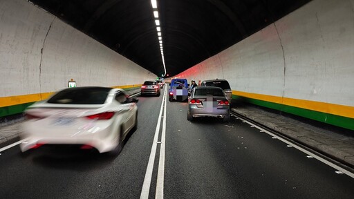 國5嚴重追尾！石碇隧道3車撞「引擎蓋凸、車尾毀」