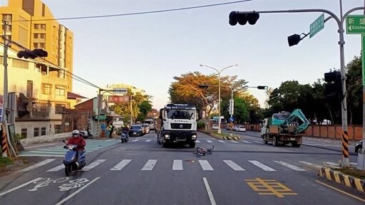 台中東勢「大貨車路口擊落單車」！8旬翁重傷送醫不治