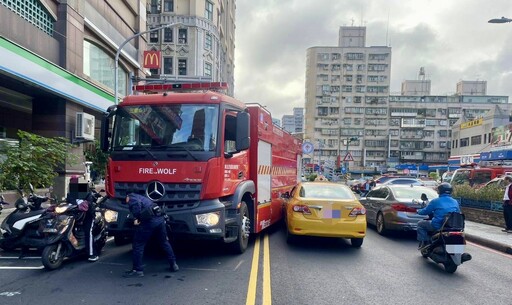 影/撞擊瞬間曝！車身太長轉彎不慎 新北消防車擦撞小黃