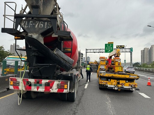 台65線重大車禍！水泥預拌車撞2車釀翻覆「1人無照上路」