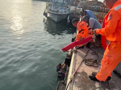 太離奇！高雄70歲男被纜繩絆倒 從蚵子寮漁港碼頭墜海