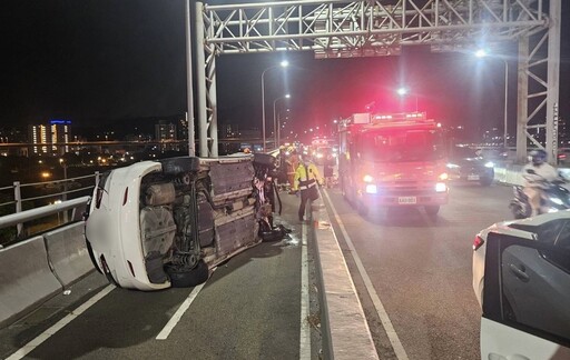 影/翻車瞬間曝！2車成蘆橋高速追逐 失控翻進機車道