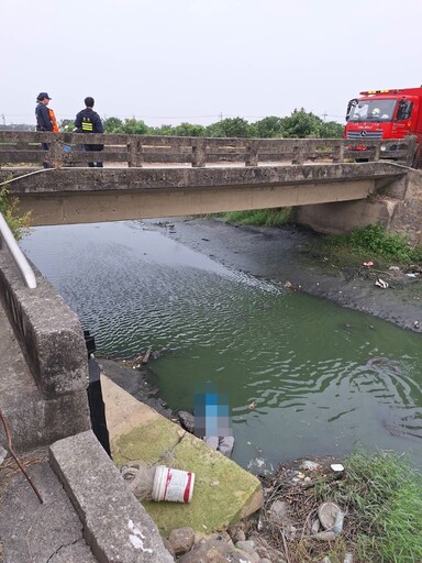 麻豆翁抓魚！跌落深度30公分水溝 仰躺「頭泡水」溺斃亡