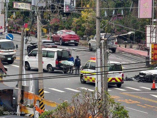 救人卻慘變「待援者」！斗六「救護車載7旬翁」撞賓士