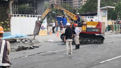 高雄又出現天坑！美術館知名建案前坍塌 緊急灌漿回填